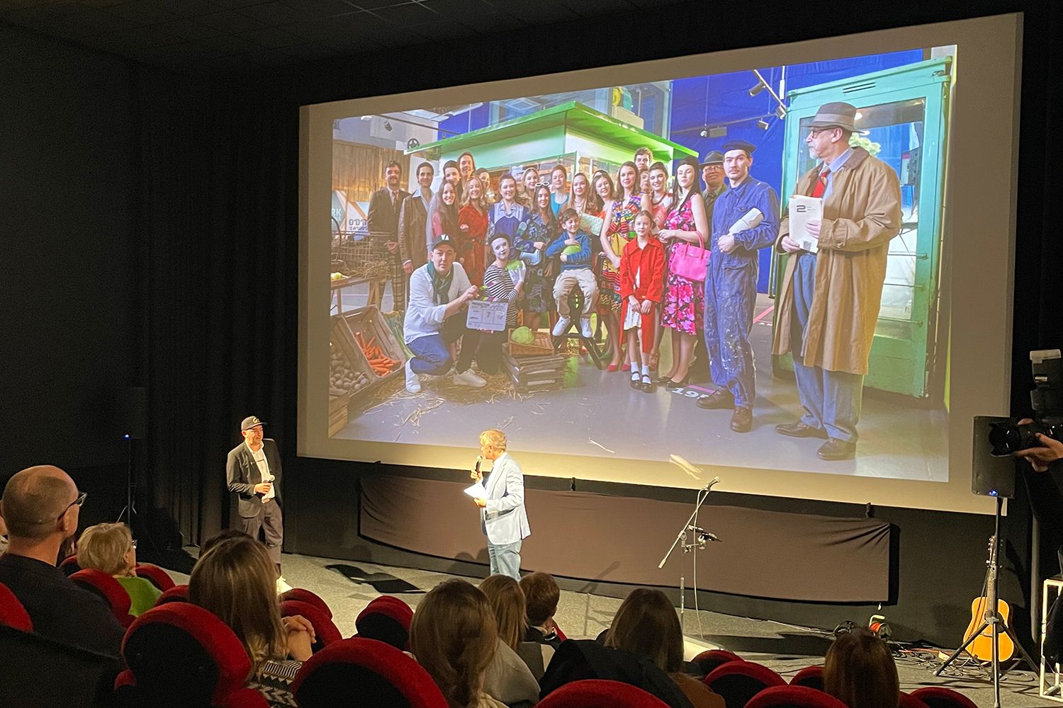 Zdjęcie przedstawia publiczność oglądającą film w sali kinowej