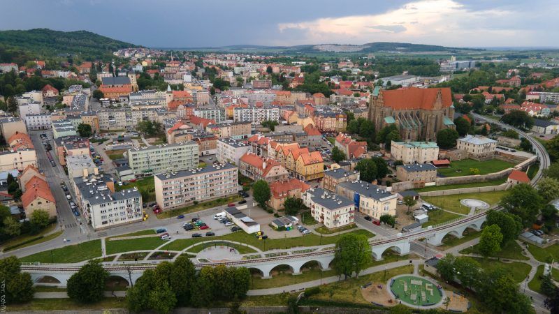 panorama miasta Strzegom, o lekko wyżynnym ukszatłowaniu terenu