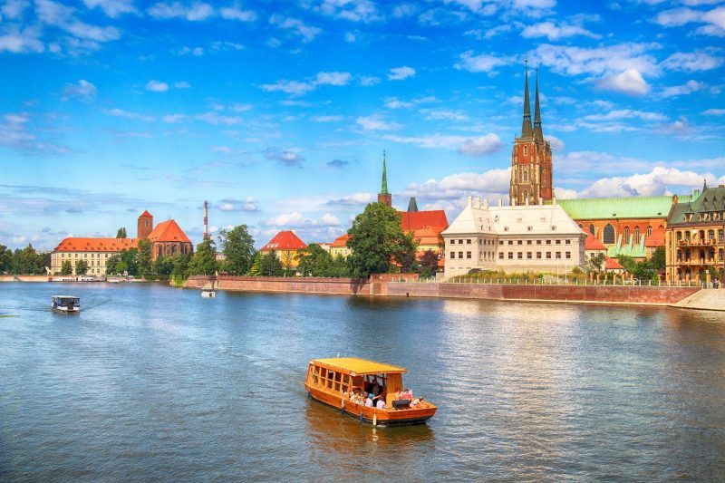 Zdjęcie centrum Wrocławia z Odrą, Ostrowem Tumskim oraz statkiem pasażerskim widocznym w kadrze