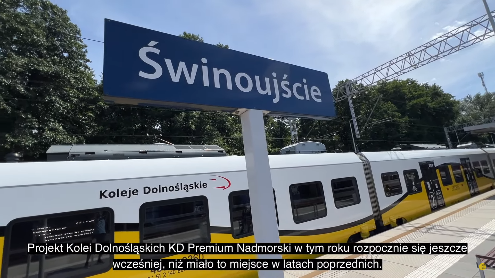 Zdjęcie pociągu stojącego na stacji z napisem Świnoujście