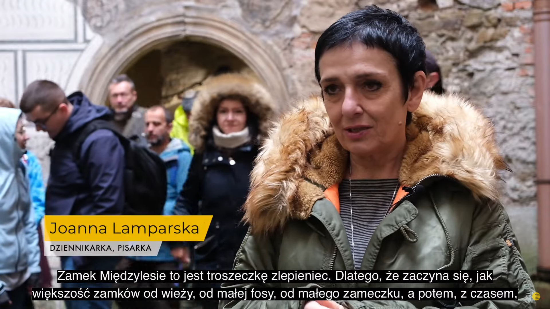 Zrzut ekranu z filmu Odjazd z widoczną kobietą podczas wywiadu