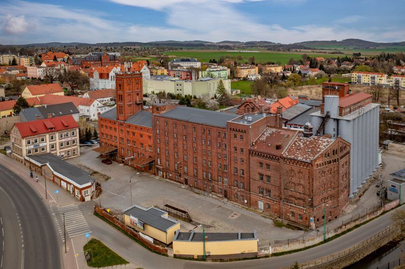 Ceglany masywny budynek.