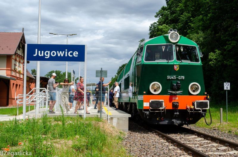zielony stary pociąg stojący na stacji kolejowej nazwanej Jugowice