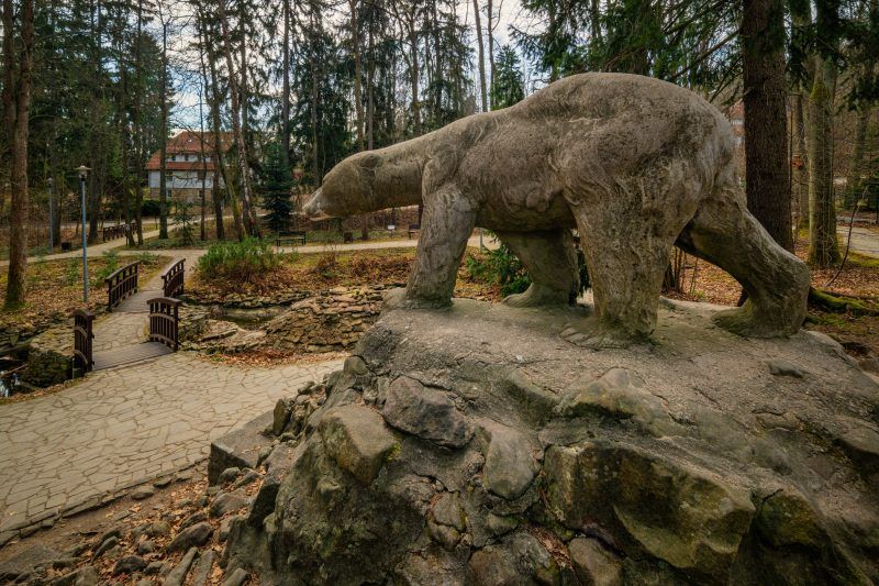 Pomnik Niedźwiedzia Polarnego w Polanicy-Zdroju to betonowa rzeźba misia na kamiennym postumencie, ustawiona wśród zieleni Parku Leśnego.