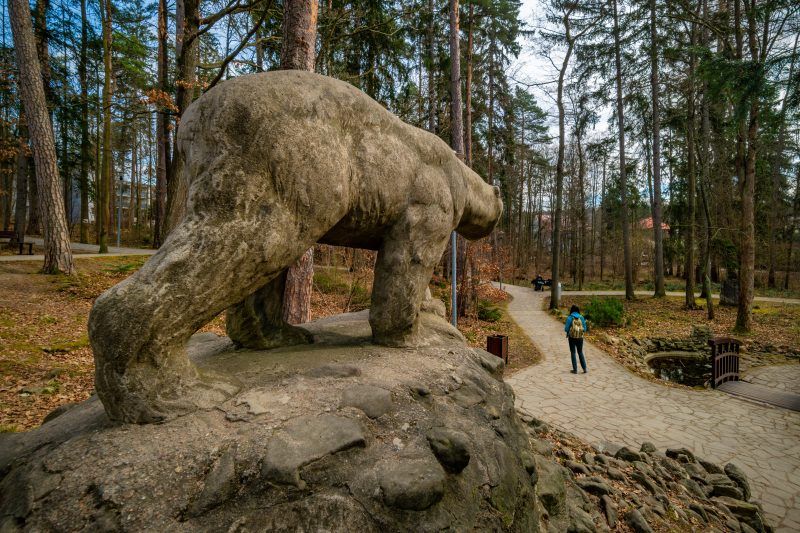 Pomnik Niedźwiedzia Polarnego w Polanicy-Zdroju to betonowa rzeźba misia na kamiennym postumencie, ustawiona wśród zieleni Parku Leśnego.