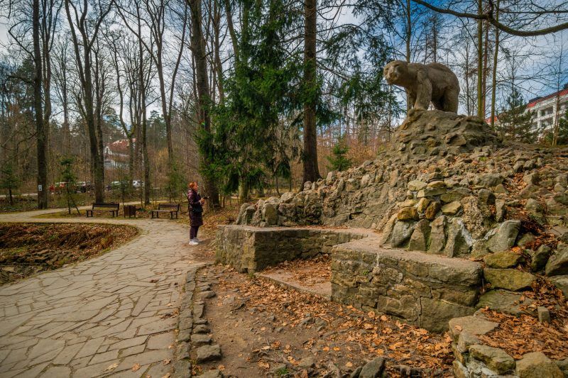 Pomnik Niedźwiedzia Polarnego w Polanicy-Zdroju to betonowa rzeźba misia na kamiennym postumencie, ustawiona wśród zieleni Parku Leśnego.
