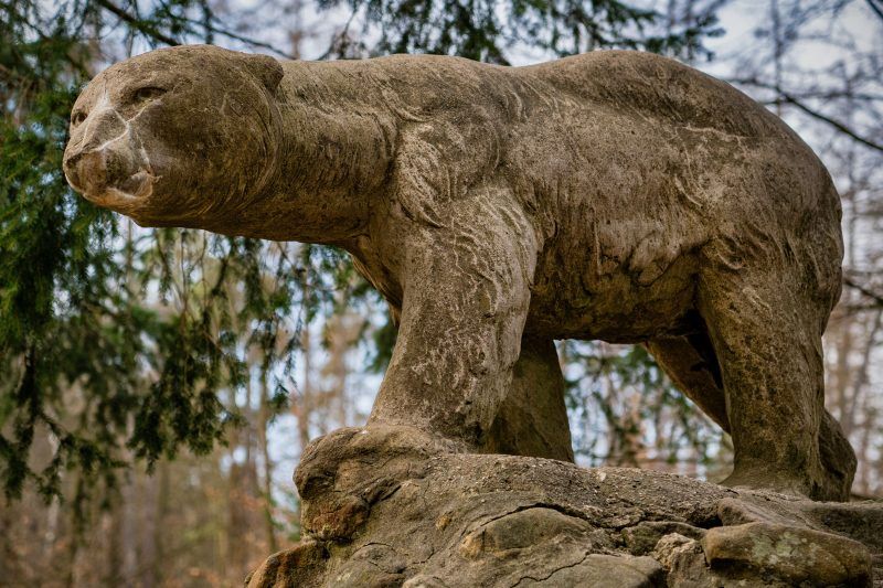 Pomnik Niedźwiedzia Polarnego w Polanicy-Zdroju to betonowa rzeźba misia na kamiennym postumencie, ustawiona wśród zieleni Parku Leśnego.