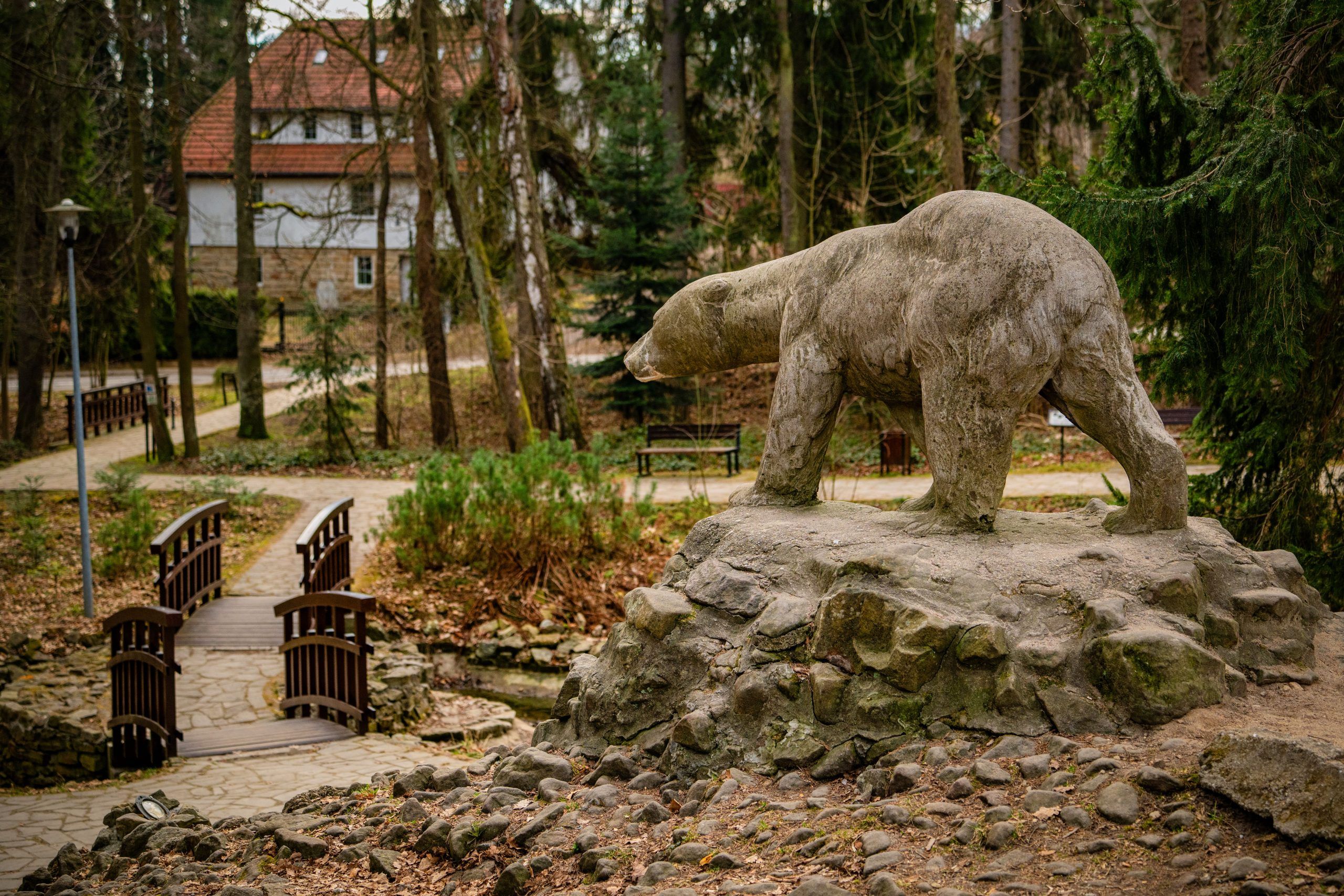 Pomnik Niedźwiedzia Polarnego w Polanicy-Zdroju to betonowa rzeźba misia na kamiennym postumencie, ustawiona wśród zieleni Parku Leśnego.
