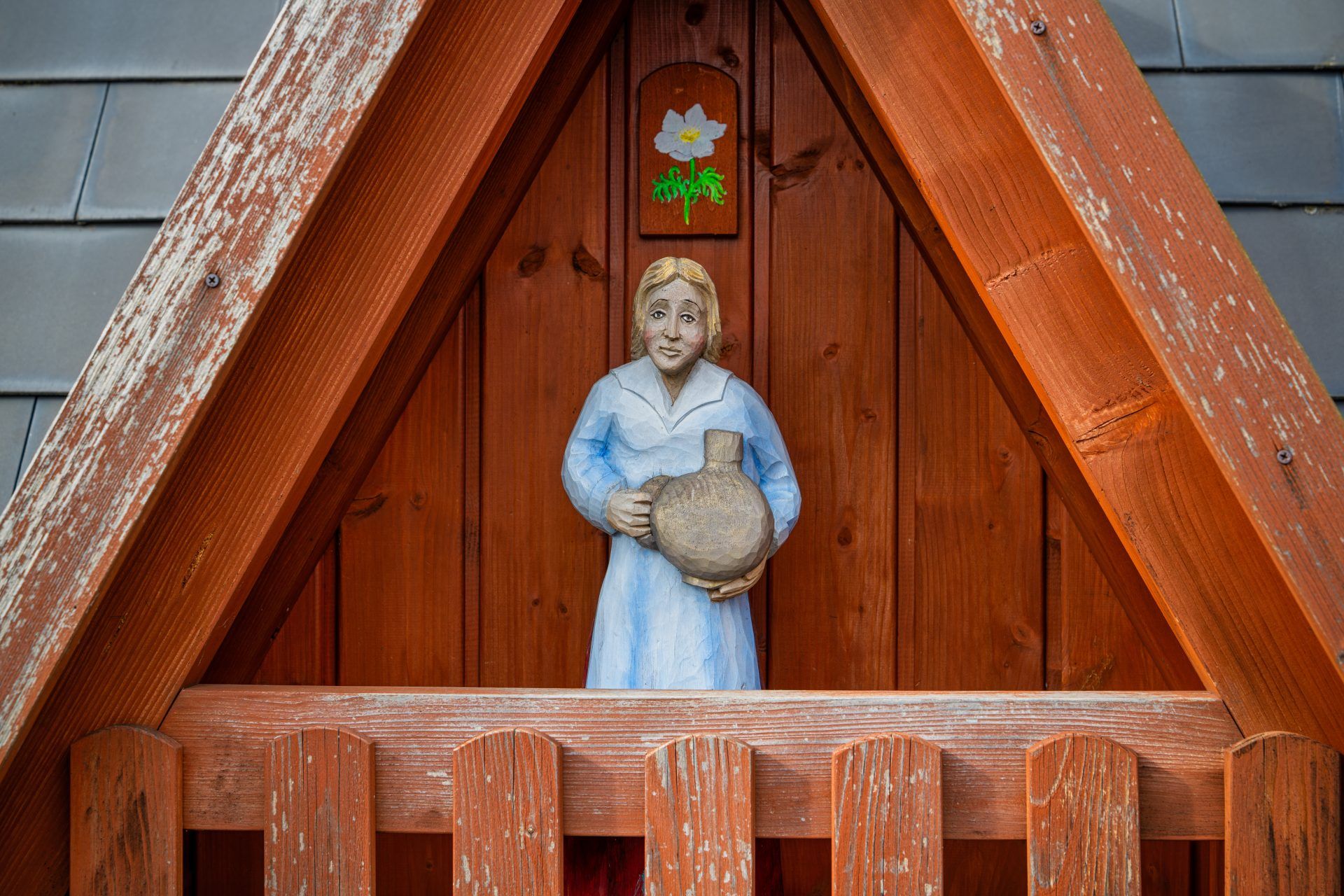 Zdjęcie drewnianego detalu w Młynku Miłości w Karpaczu Górnym
