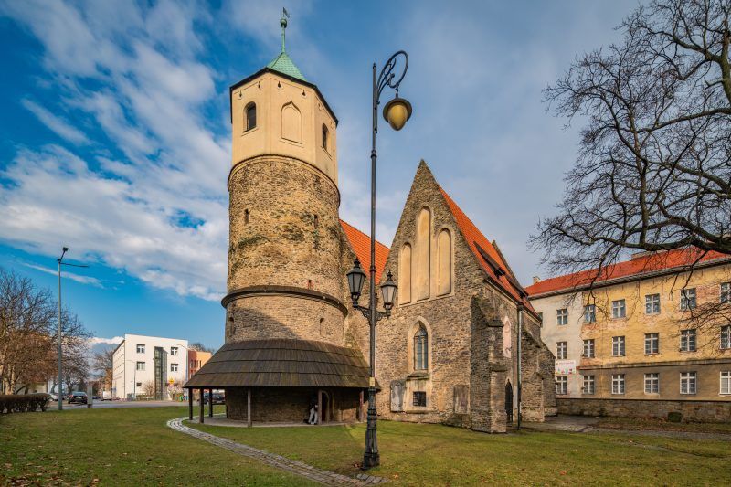 Niewielka, romańska budowla z kamienia polnego, o prostych, surowych formach, z charakterystyczną półkolistą apsydą i masywną bryłą na planie prostokąta.