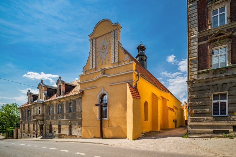 Murowana, otynkowana jednoprzęsłowa budowla z kamienia i cegły, o gotyckim prezbiterium z ostrołukowym portalem i strzelistym, oskarpowanym zewnętrzem