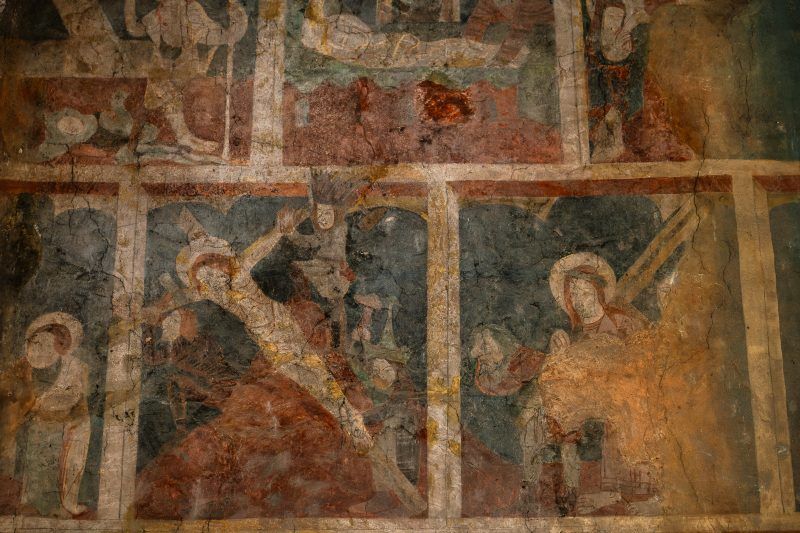 Gotyckie freski przedstawiają sceny Męki Pańskiej i św. Jerzego walczącego ze smokiem.