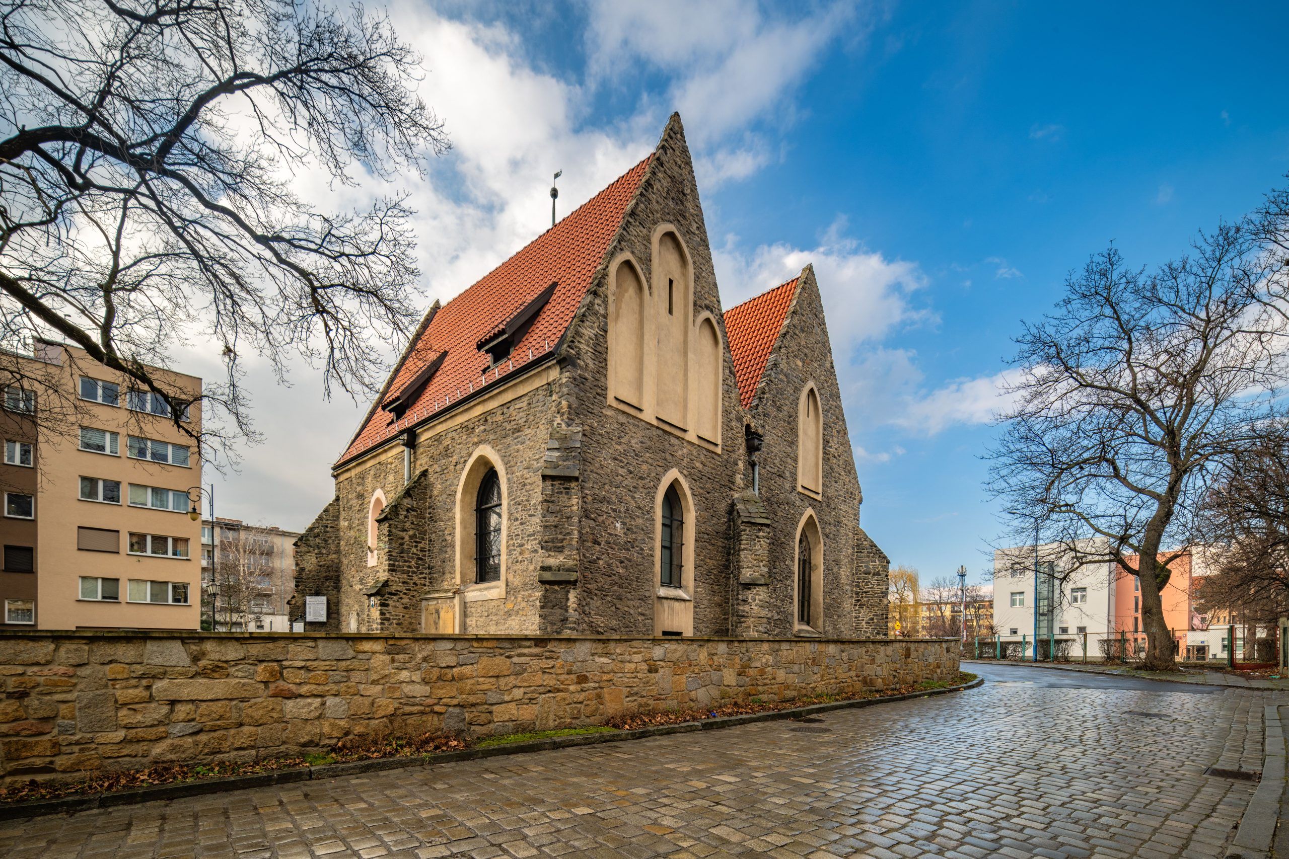 Niewielka, romańska budowla z kamienia polnego, o prostych, surowych formach, z charakterystyczną półkolistą apsydą i masywną bryłą na planie prostokąta.