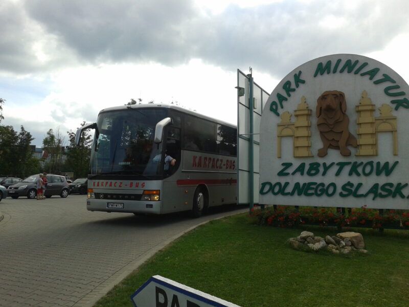 Autobus firmy Vip Travel na parkingu obok Parku Miniatur Zabytków Dolnego Śląska
