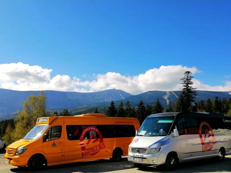 Dw abusy firmy Vip Travel na tle Karkonoszy