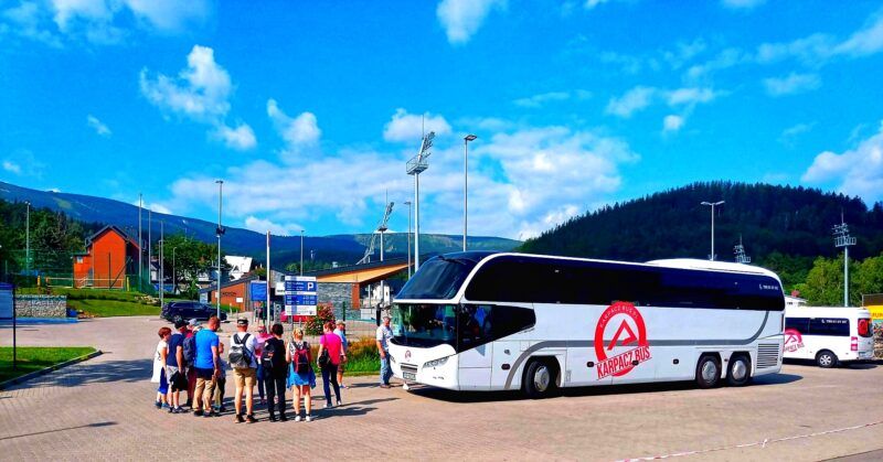 Wycieczka autokarowa firmy Vip Travel na tle Karkonoszy