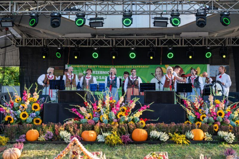 Scena na święcie Sadów Trzebnickich