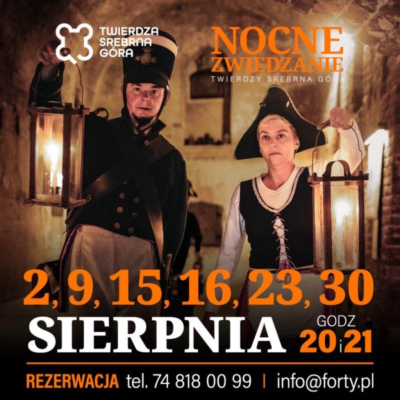 Plakat z dwójką rekonstruktorów w strojach z XVIII w. z zaproszeniem na nocne zwiedzanie w Twierdzy Srebrna Góra
