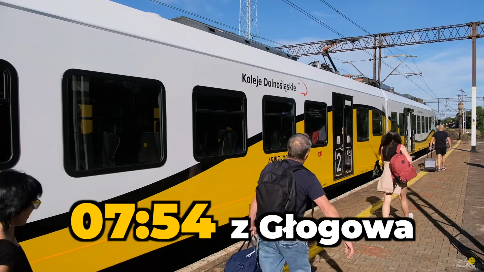 Pociąg Kolei Dolnośląskich stoi na torach w Głogowie