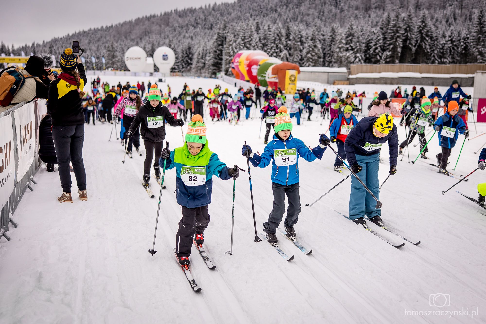 Grupa młodych turystów na nartach podczas jazdy w Jakuszycach podczas Biegu Piastów