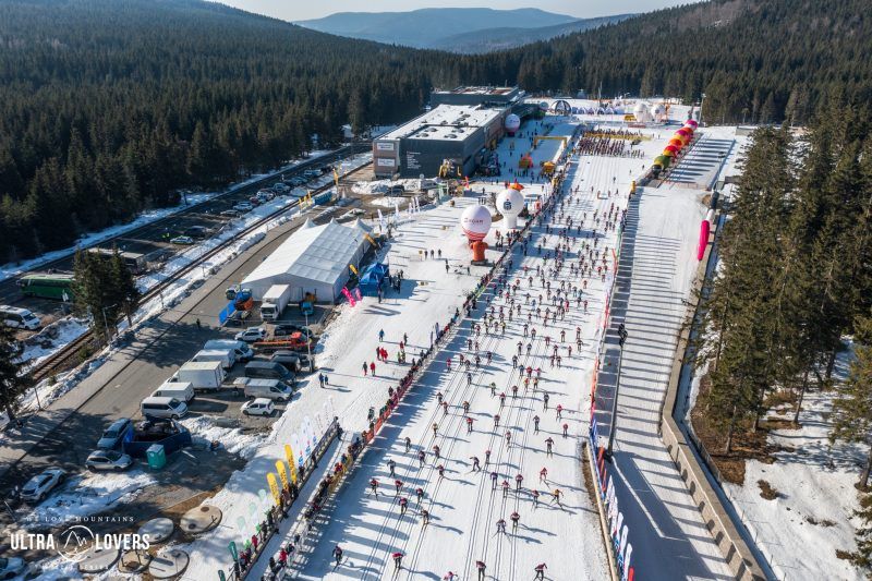 widok z lotu ptaka na trwający bieg narciarski