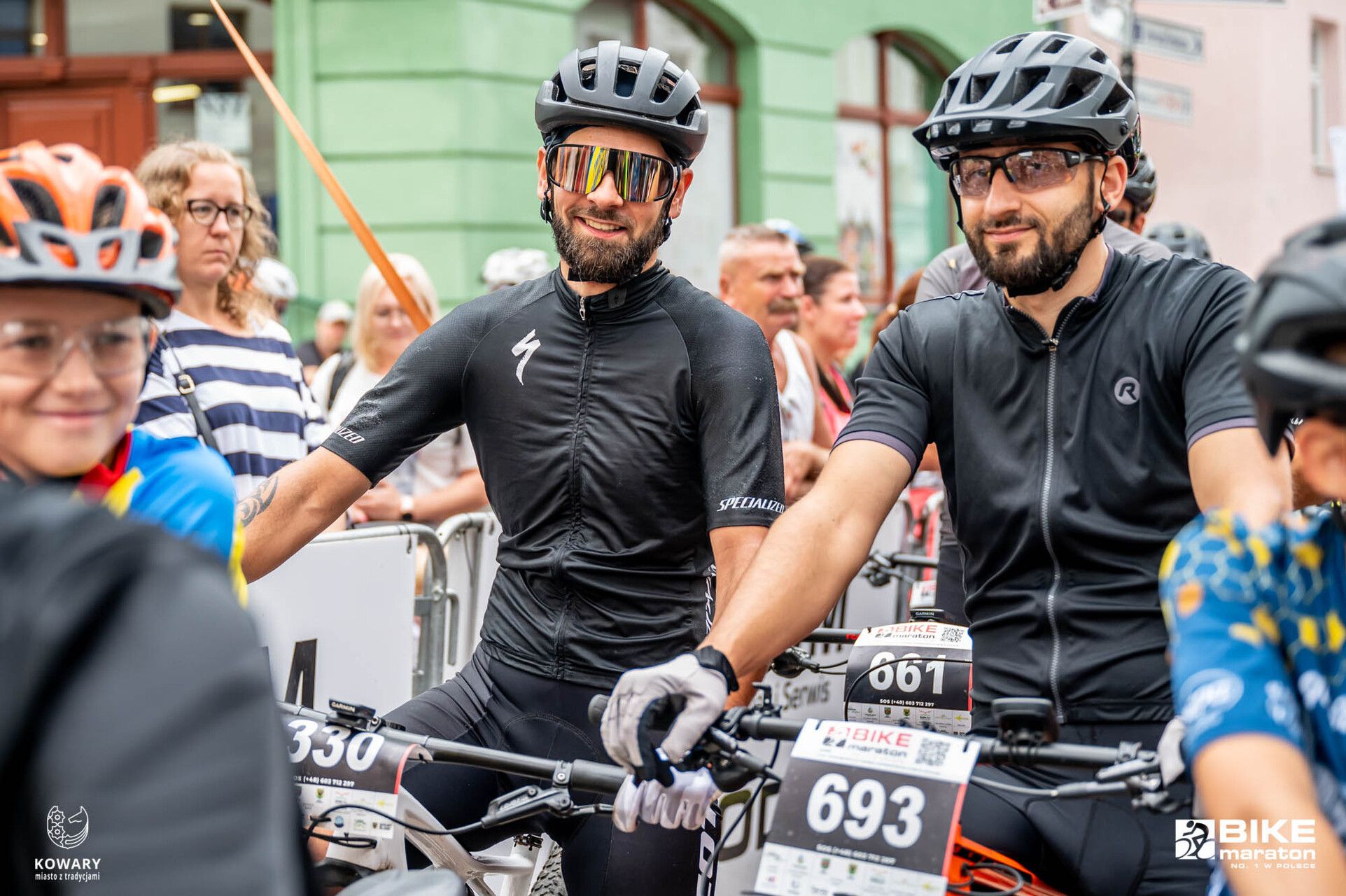 Fotografia dwóch rowerzystów w strojach sportowych. Wyścig w Kowarach.