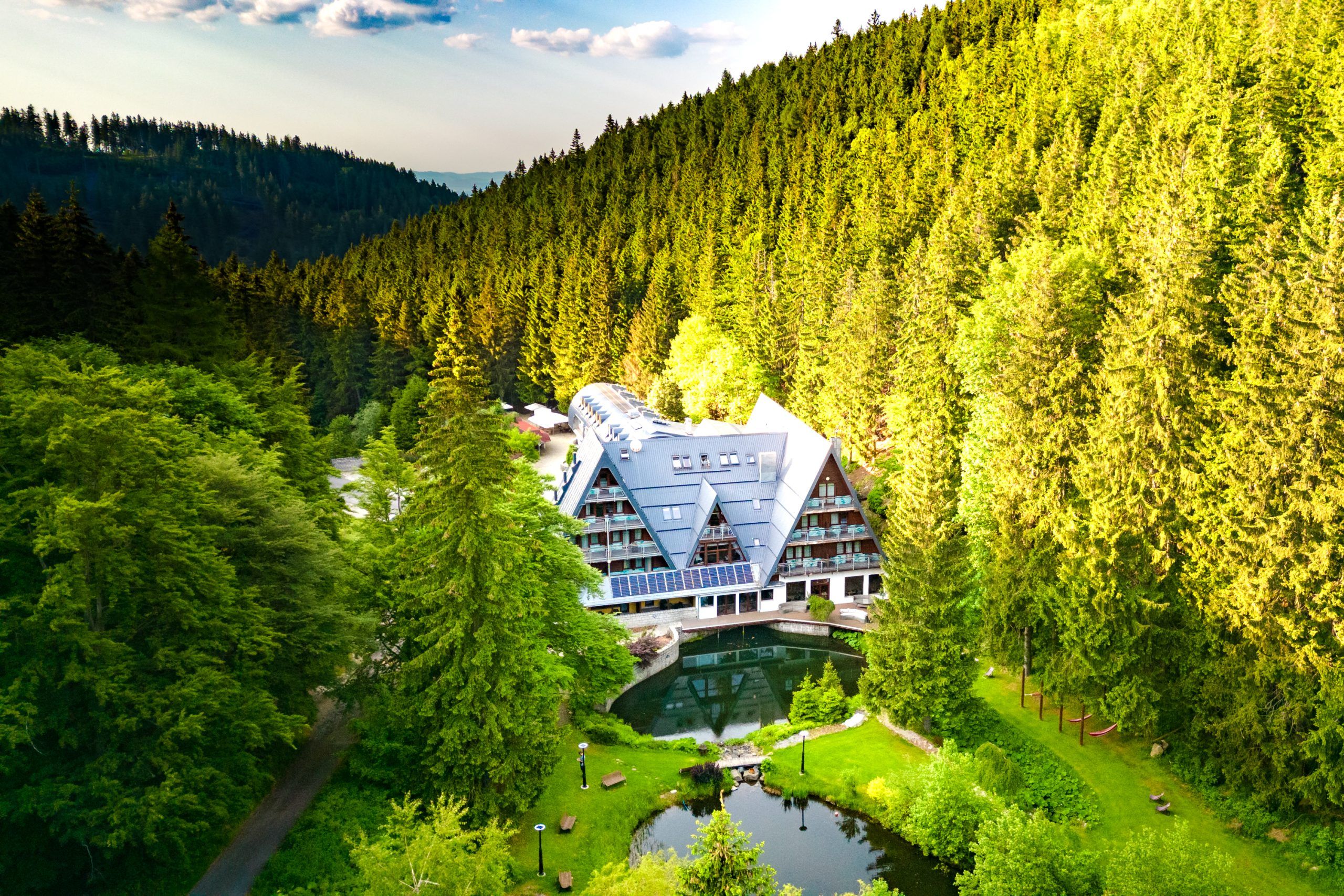 Hotel położony w malowniczej dolinie, otoczony gęstym lasem. Budynek wtapia się w przyrodę, zapewniając ciszę i kontakt z naturą.
