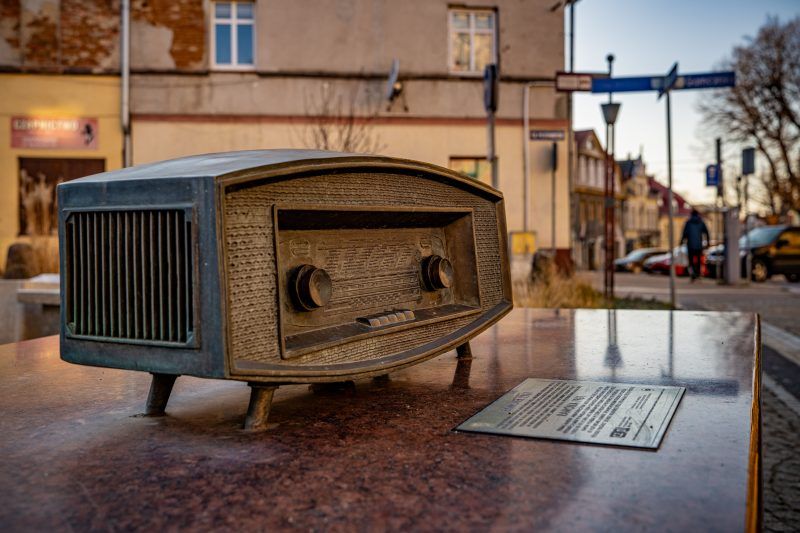 Mosiężne radio.