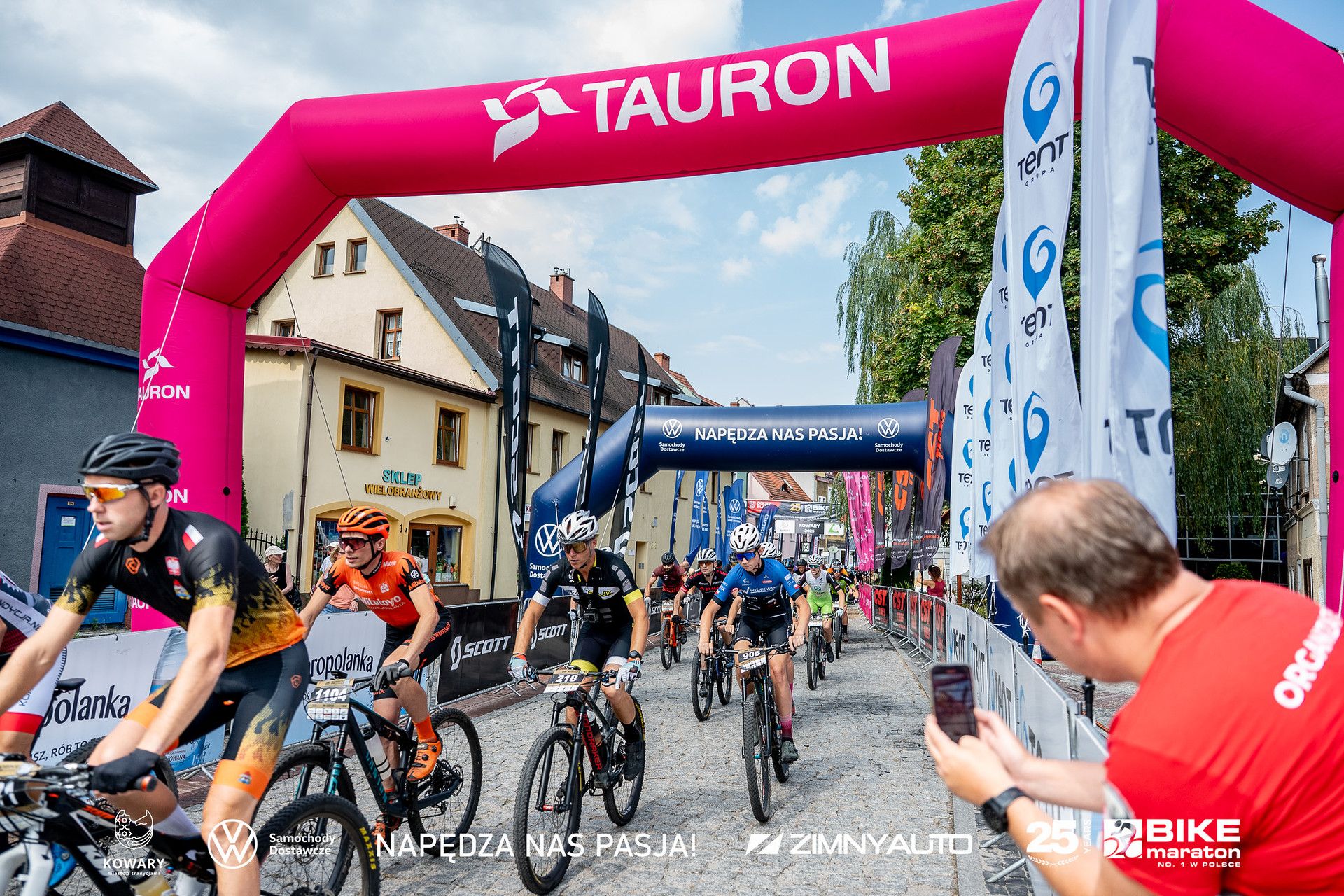 Grupa rowerzystów podczas startu wyścigu rowerowego w kowarach