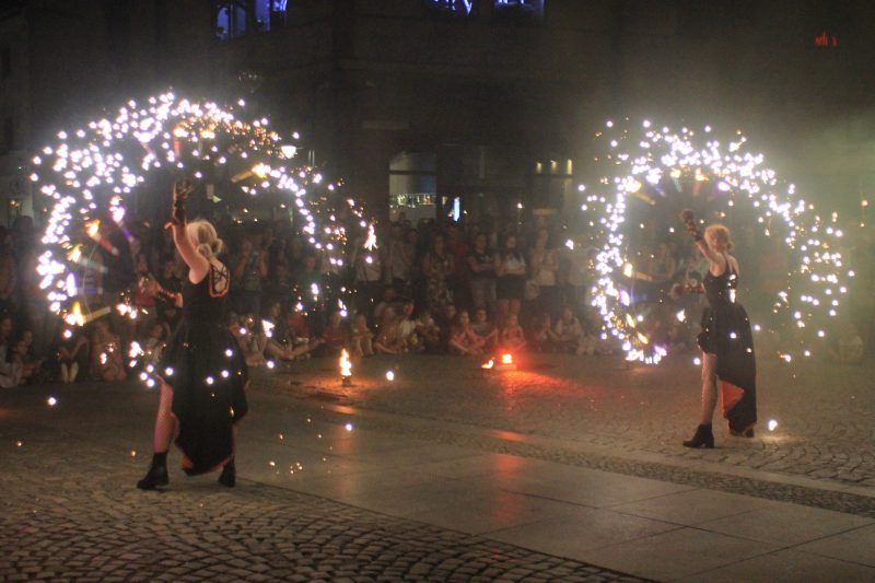 Zdjęcie dwójki osób kręcących światłami podczas pokazu