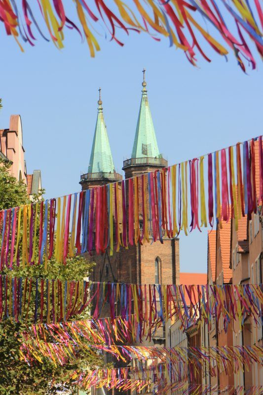 Zdjęcie dekoracji ulicznych z wieżami kościoła w tle