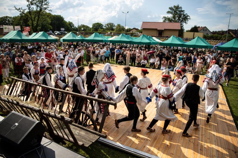 Grupa ludzi tańczących na scenie