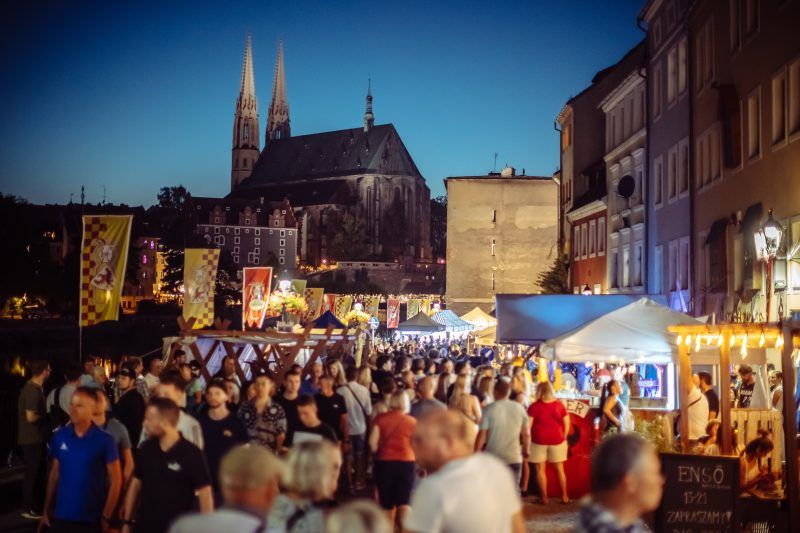 Zdjęcie przedstawia tłum ludzi spacerujących podczas świeta starego miasta w Zgorzelcu