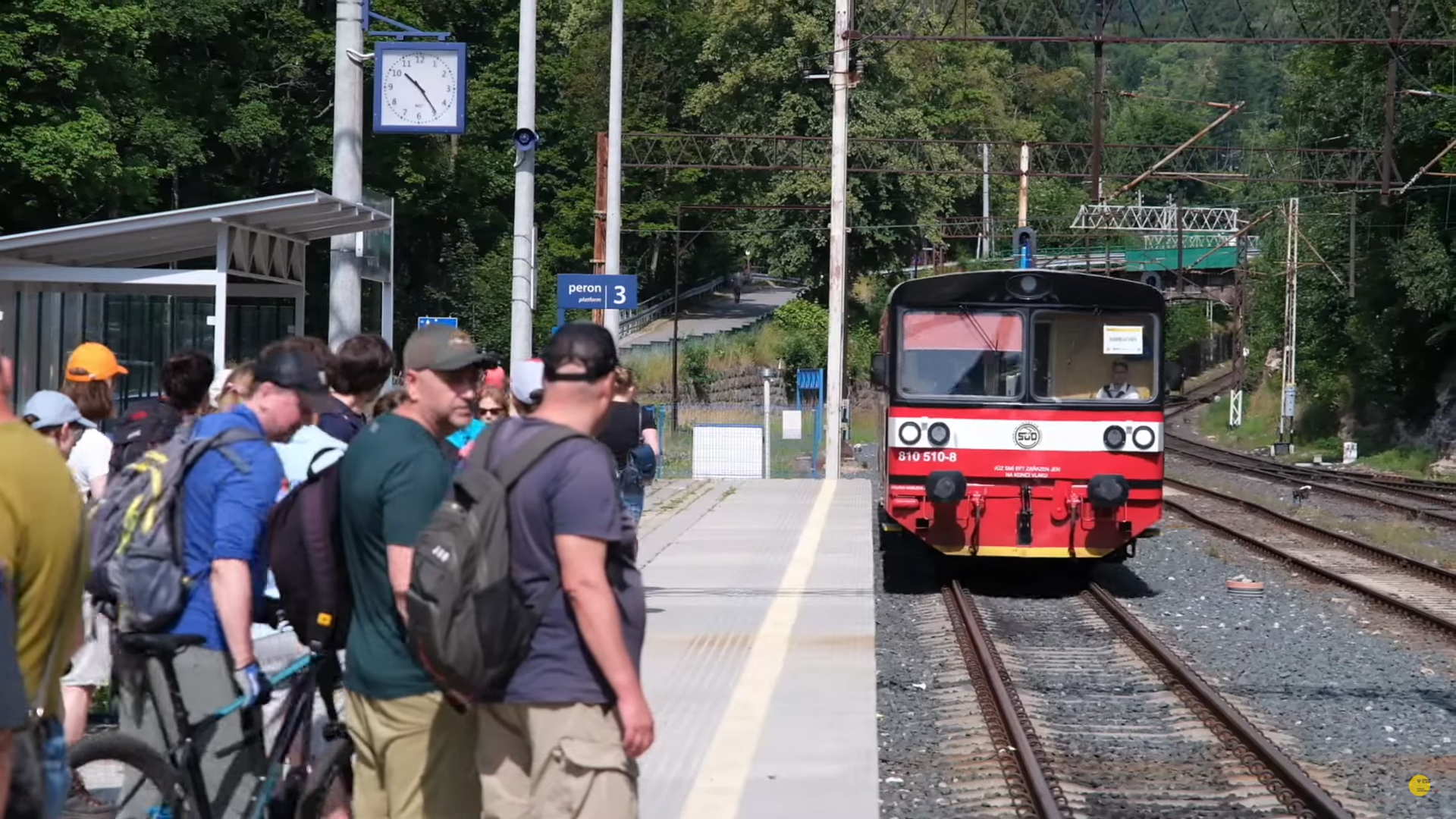 Zdjęcie turystów czekających na pociąg na stacji kolejowej