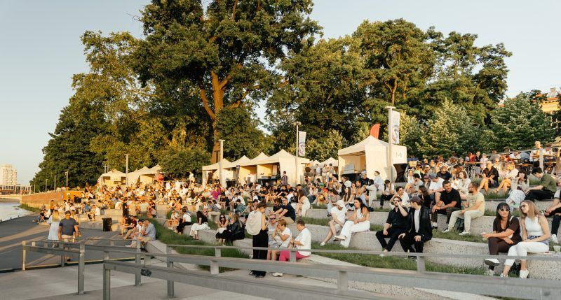 Zdjęcie przedstawiające wielu gości imprezy plenerowej na bulwarze X. Dunikowskiego