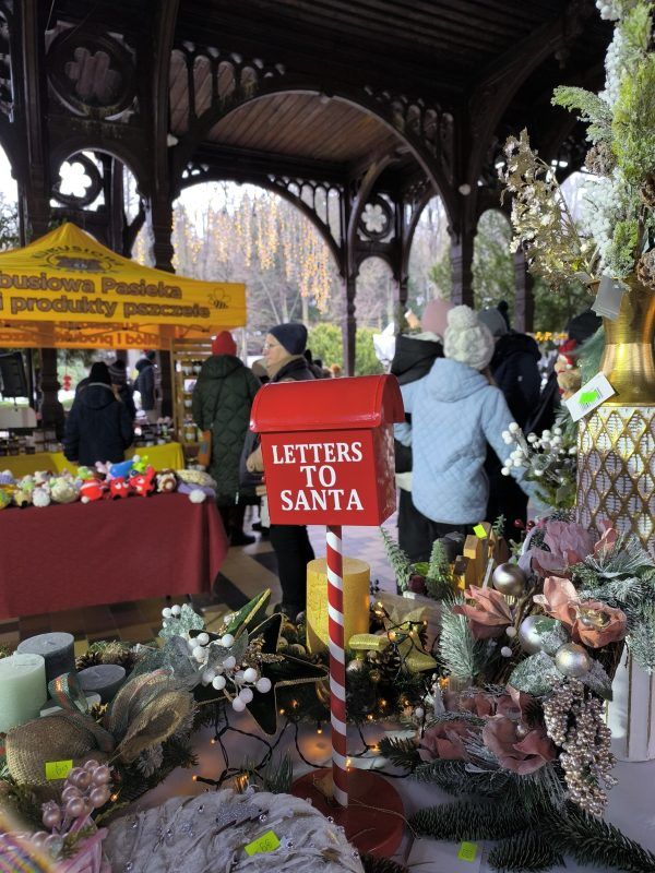 Zdjęcie handlu na jarmarku bożonarodzeniowym w szczawnie-zdroju