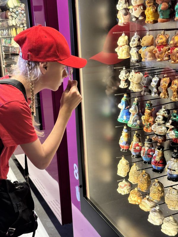 Dziecko spogląda na bombki. Grafika promocyjna Dni Karpia w Dolinie Baryczy w 2025 roku