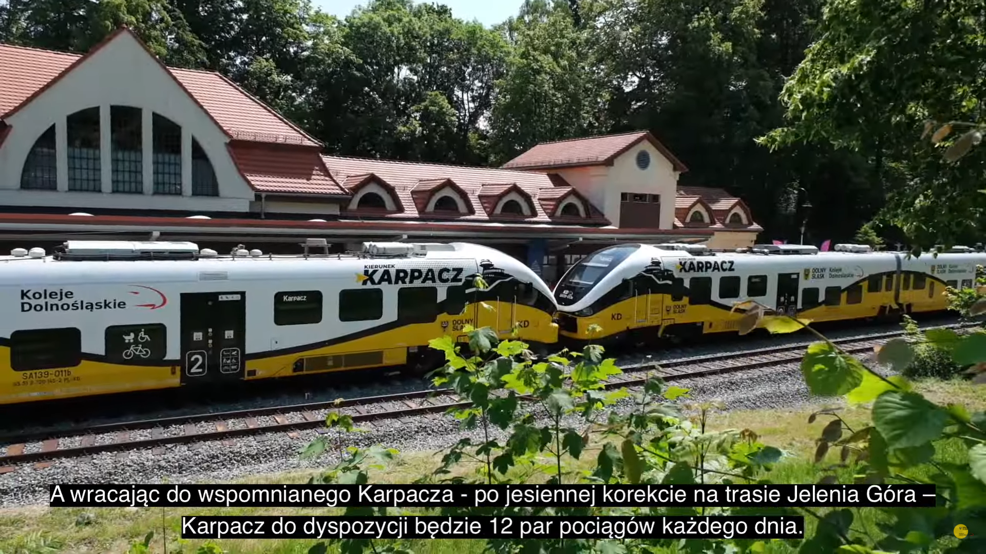 Widok na pociąg kolei dolnośląskich stojących na peronie w Karpaczu