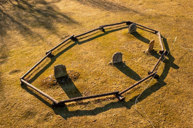 Widok na nagrobki z lotu ptaka.