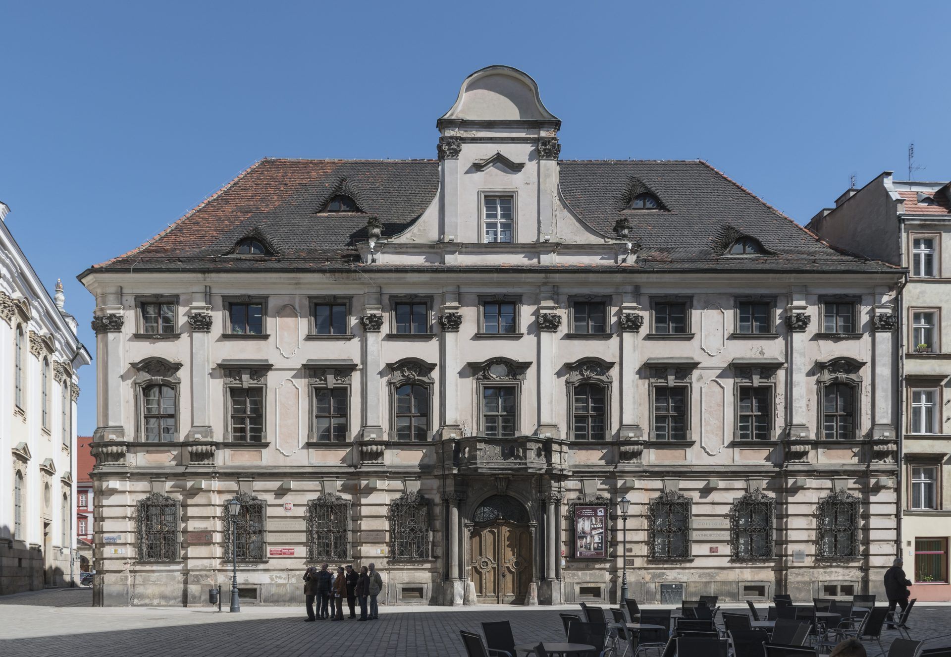 widok nabiały budynek z wieloma oknami, będący częścią uniwersytetu wrocławskiego