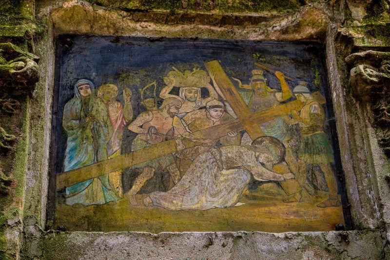 Stacja drogi krzyżowej podczas trasy na szczyt Kalwarii.