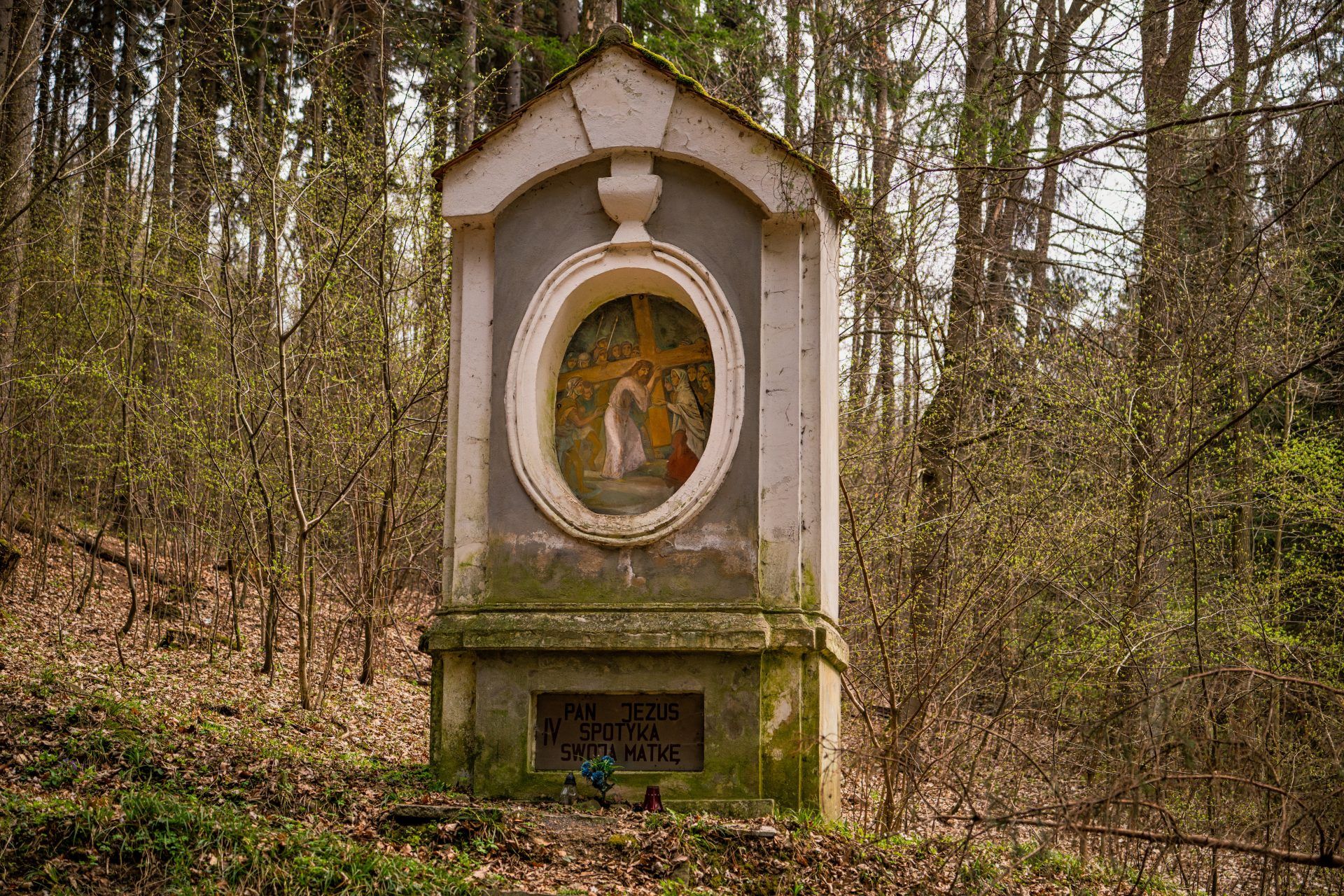 Stacja drogi krzyżowej podczas trasy na szczyt Kalwarii.
