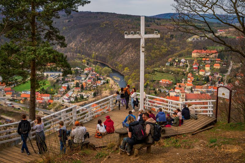 Widok z punktu widokowego, widok na miasto oraz na krzyż.