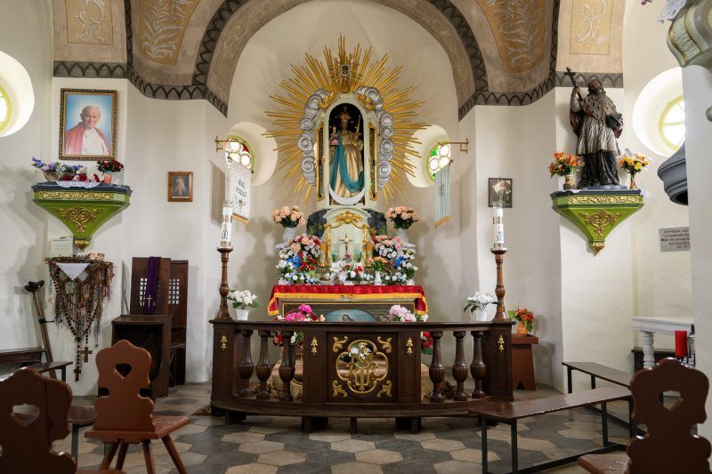 Wnętrze kaplicy górskiej Matki Boskiej Płaczącej.