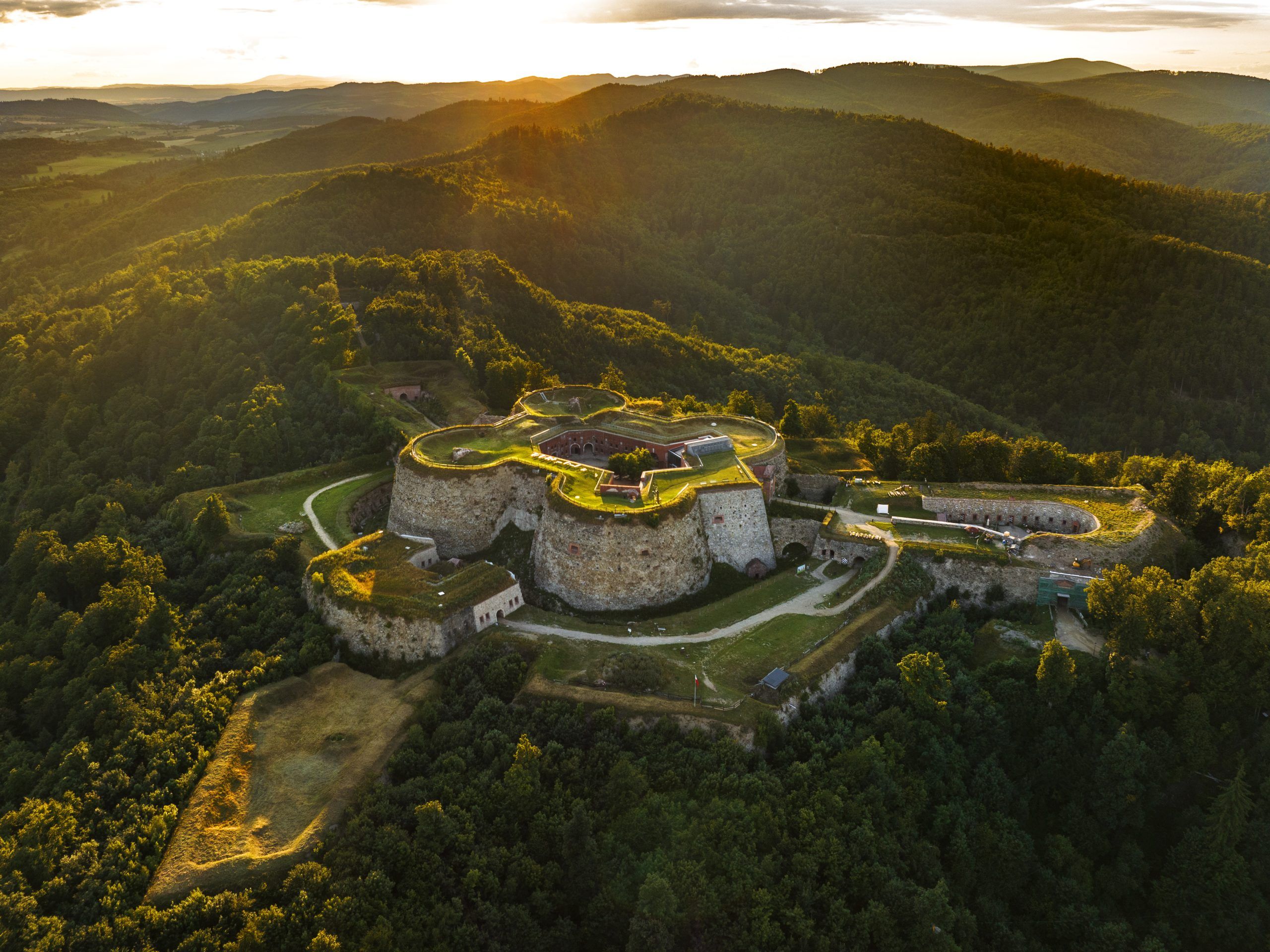 Widok z lotu ptaka na Twierdzę Srebrna Góra