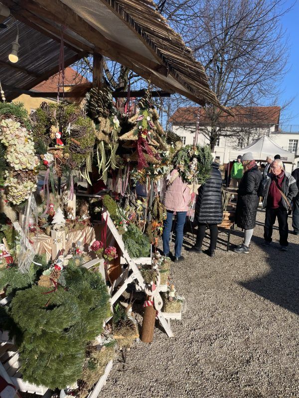 Zdjęcie jarmarku / kiermaszu na terenie dominium Pałacu Łomnica