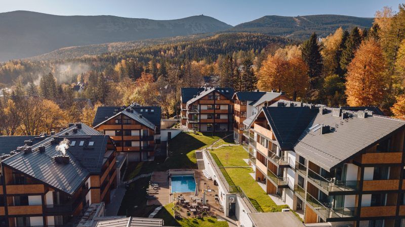 Widok z lotu ptaka na Karkonosze z cudowną jesienna panoramą oraz hotel Tremonti