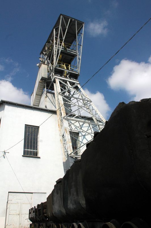 zdjecie przedstawia wysoki wieże przy kopalni węgla kamiennego