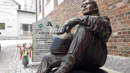 zdjęcie przedstawia pomnik kierowcy Ayrtona Senny