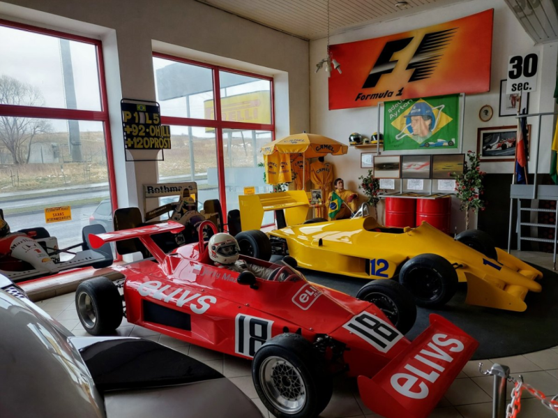 zdjęcie przedstawia stare bolidy